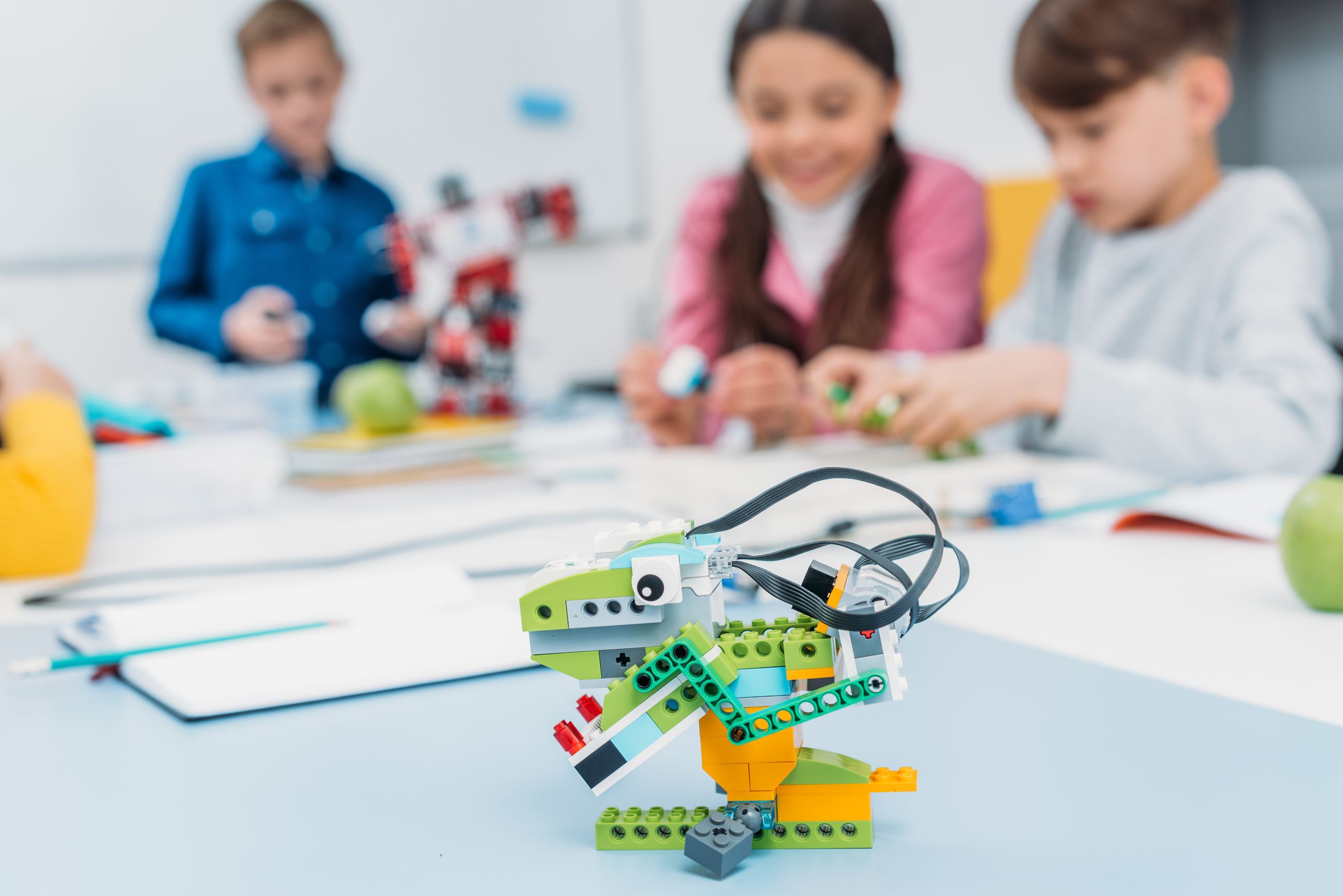 Kids stem class with legos